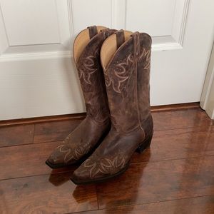 Shyanne pointed toe boots.